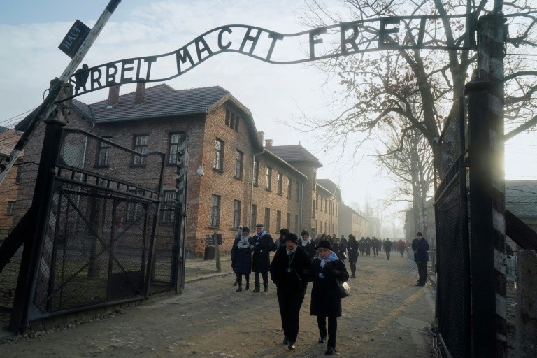 Auschwitz online - Raising Holocaust Awareness