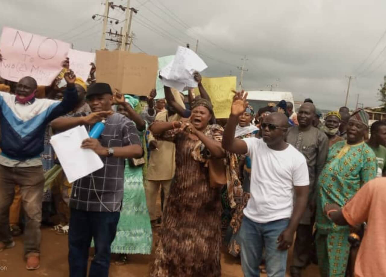 Ibadan residents protest erratic supply of electricity (1)