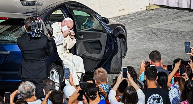 Pope Francis Wears A Face Mask For The First Time In Public (1)