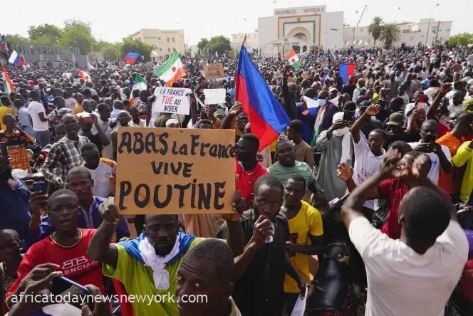 Nigerien Protesters Chant 'Long Live Putin' At French Embassy
