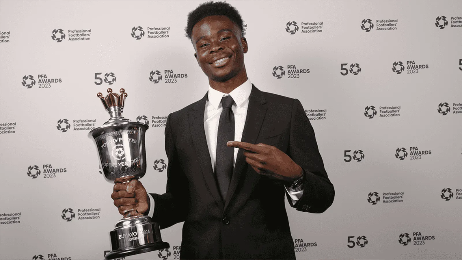 Saka Wins 22 23 PFA Young Player Of The Year Award