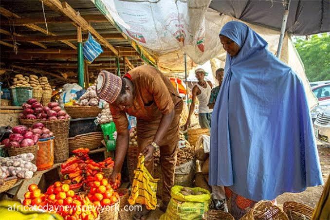 Nigerians Groan Over Food Prices As Inflation Hits 33.69%