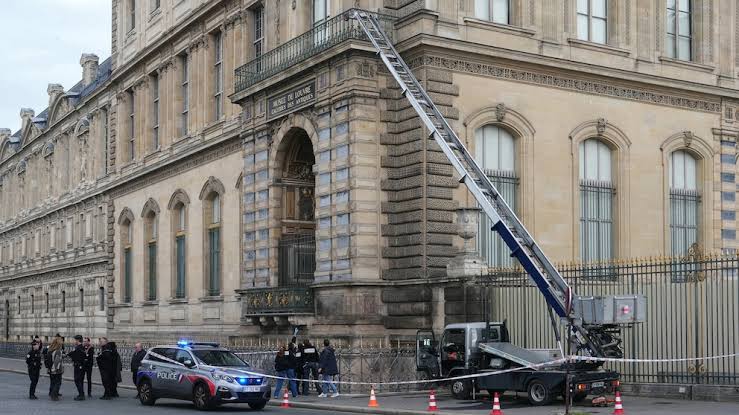 Louvre Jewel Heist: Thieves Use Crane In Paris Museum Robbery