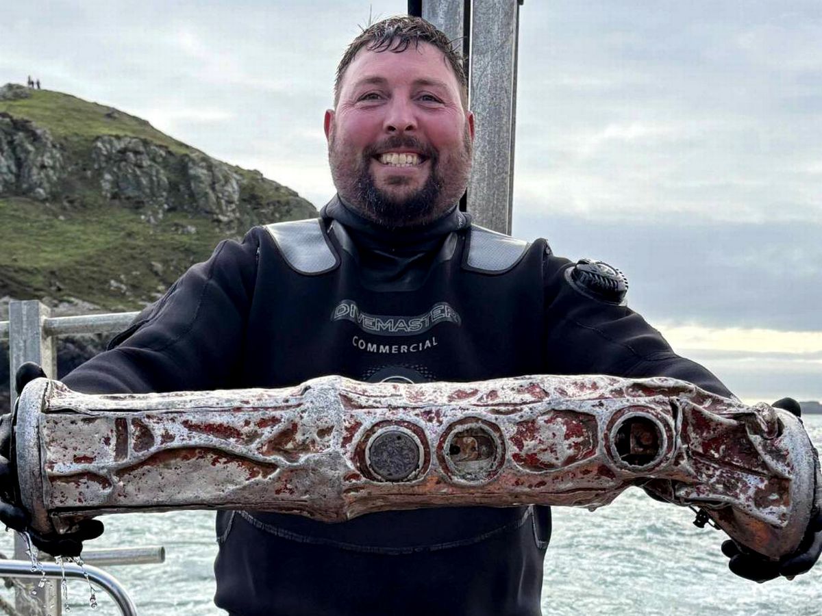 Suspected Russian Submarine-tracking Device Found Off UK Coast