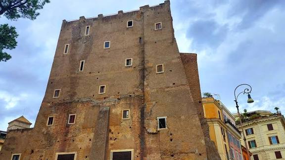 Rome: Torre dei Conti collapses With Emergency rescue underway