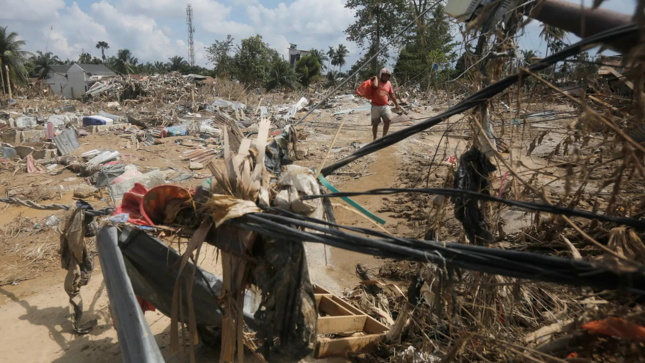 Indonesia Floods Death Toll Over 900 As Survivors Seek Aid