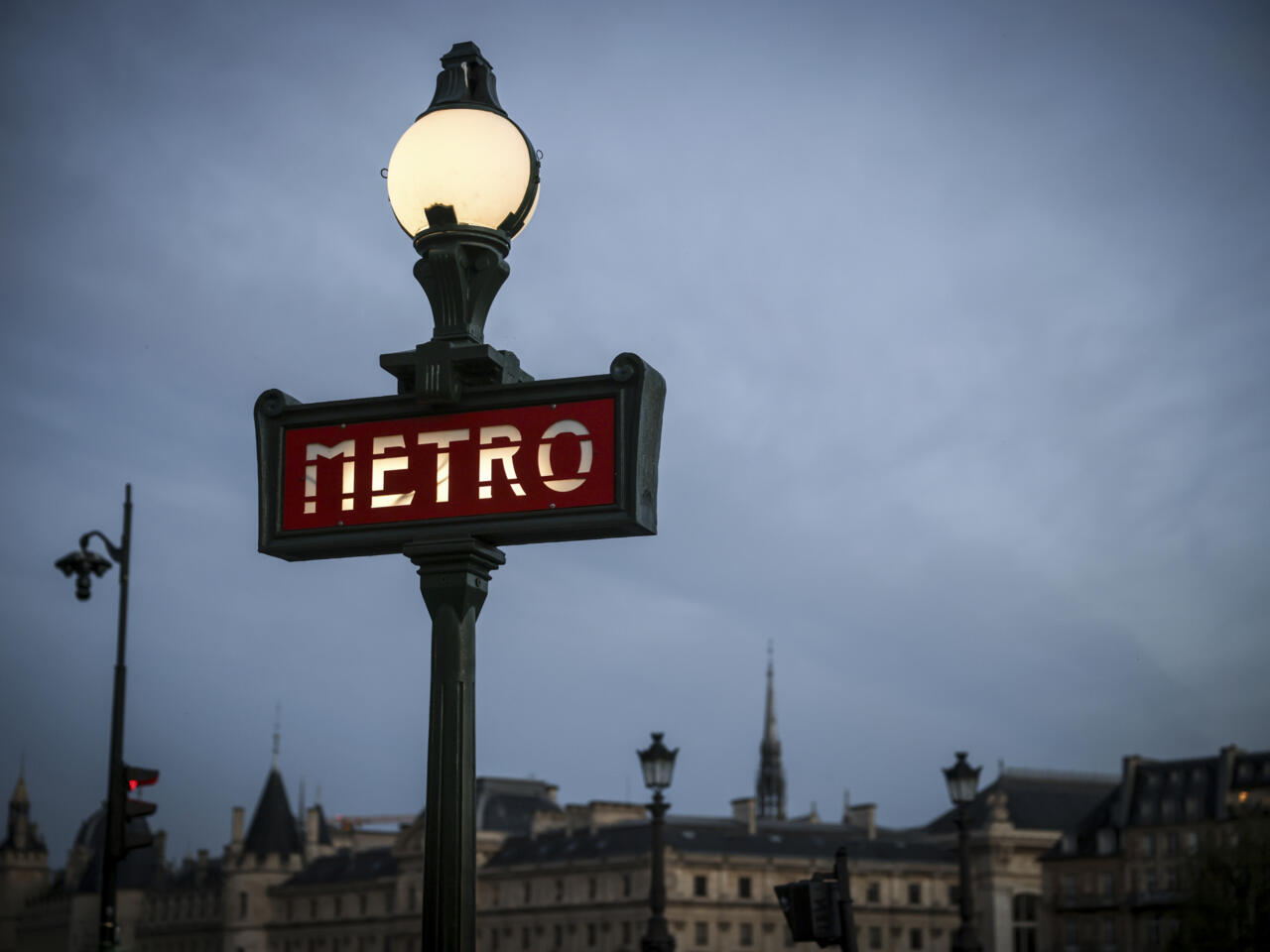 Paris Metro Stabbing Leaves 3 Women Injured, Suspect Arrested