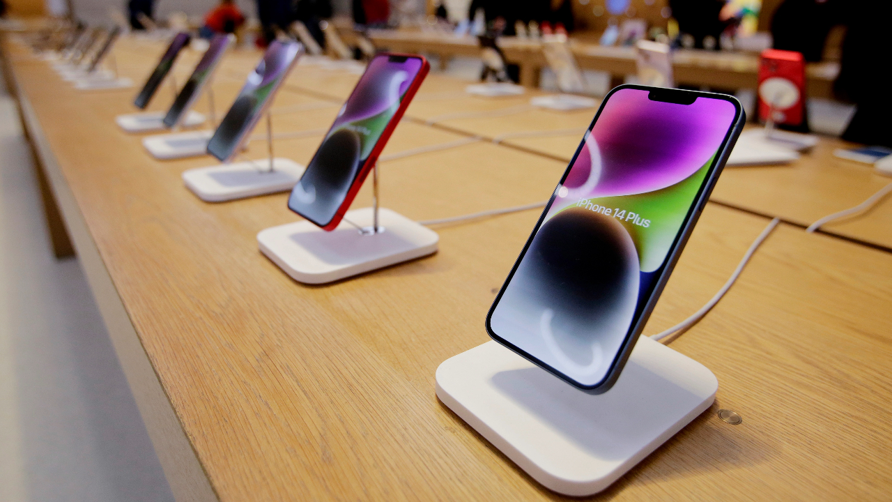 India Smartphone App Mandate Puts Pressure On Apple