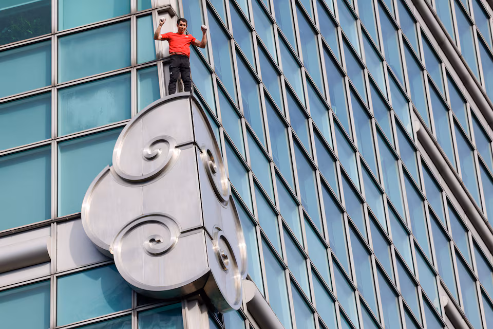 Alex Honnold Completes A Rope Free Climb Of Taipei 101,