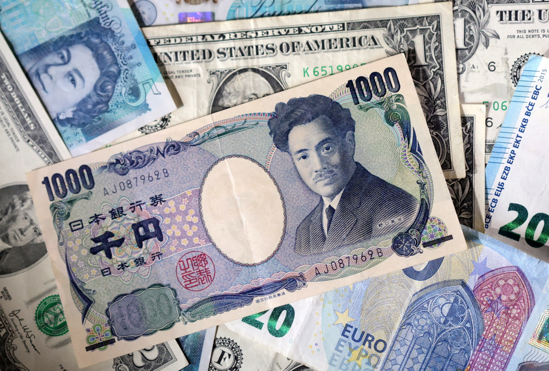 Middle East Violence Batters Yen, Euro Over Fuel Concerns